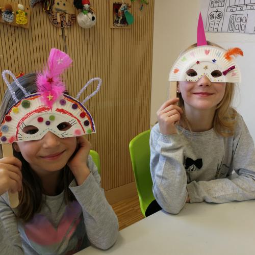 Zwei Mädchen mit Einhornmasken