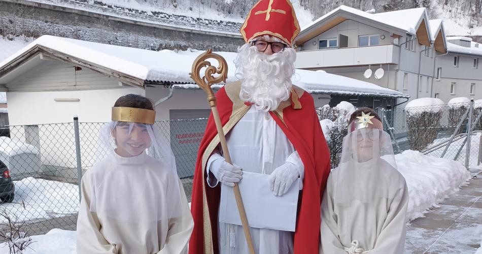 Der heilige St. Nikolaus zu Besuch in der VS Matrei a. Br.