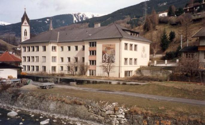 Schulhaus im Jahr 1994